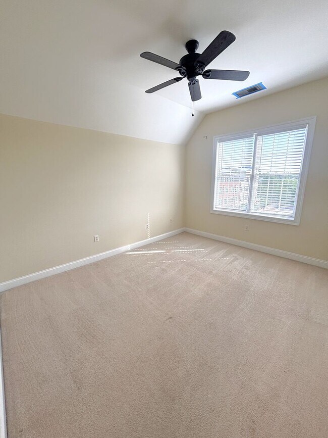 Building Photo - 2 bedroom/2 bathroom- Bennington on the Park