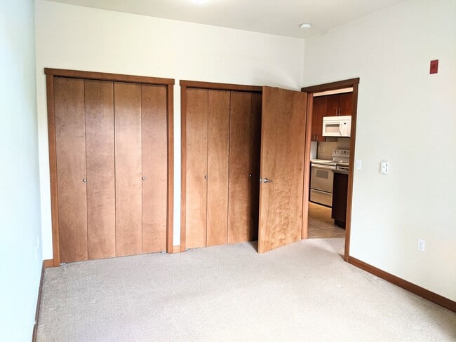 Building Photo - Centrally Located Condo