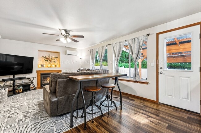 Building Photo - 704 Evergreen Place