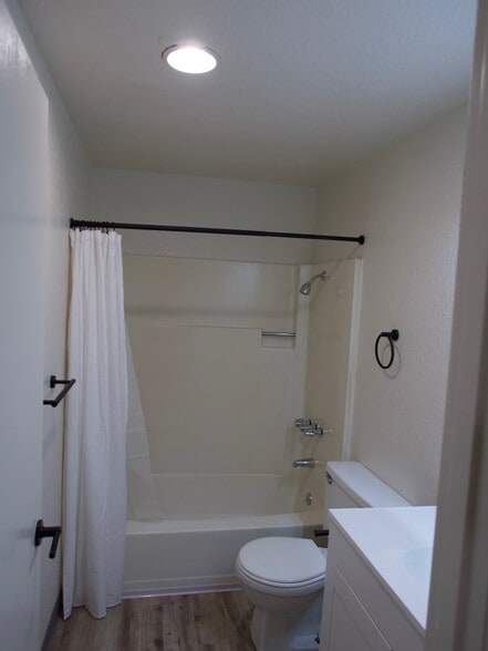 Bathroom - 565 Manor Way