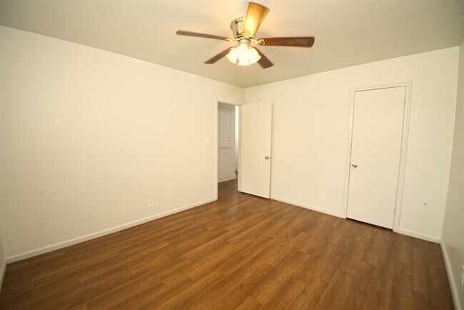 Building Photo - 5105 S Kingston Ave
