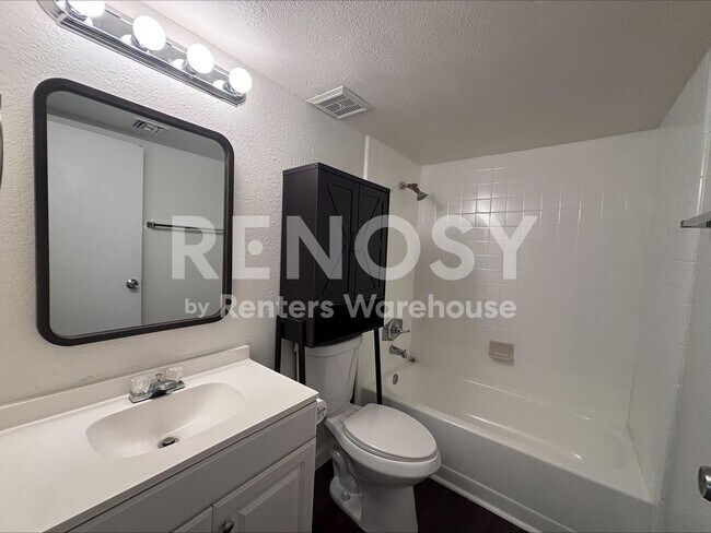Building Photo - Ideal 2 Br 2 Ba Condo Near the 51 and Greenway in North Phoenix