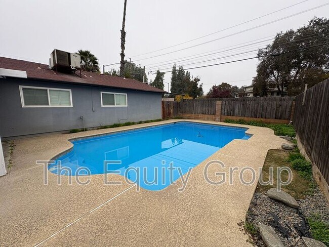 Building Photo - 1937 Chinowth St