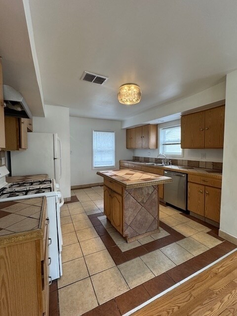 Building Photo - 147 Country Club Dr