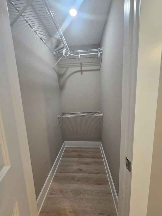 Building Photo - Adorable, remodeled 3br/2ba house close to...