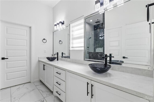 Building Photo - 22 N Chula Vista St