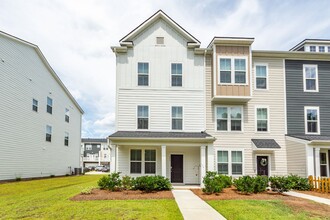 Building Photo - 4 Bedroom, 3.5 Bathroom Townhome in Foxbank Plantation - Moncks Corner