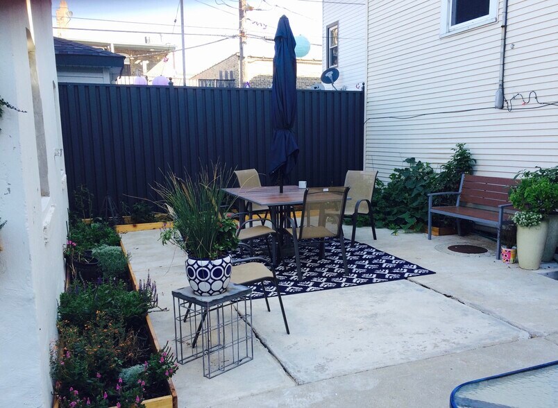 Building Photo - 2338 N Avers Ave