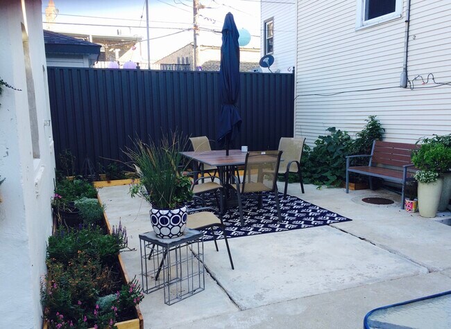 Building Photo - 2338 N Avers Ave