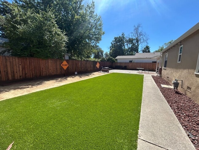 Building Photo - 2 bed, 1 bath, Bonus Room with Built-in Bar