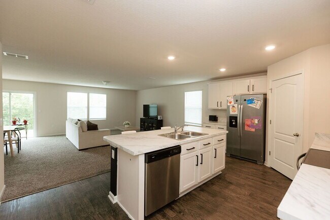 Building Photo - 4 Bedroom 2 bath home for rent