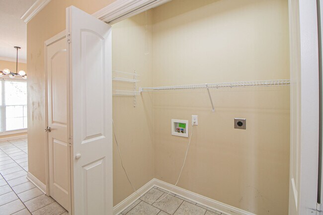Building Photo - 809 Carousel Ct