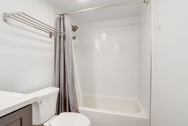 Building Photo - 1915 Lavers Cir