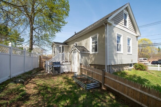 Building Photo - 10 Hollis St