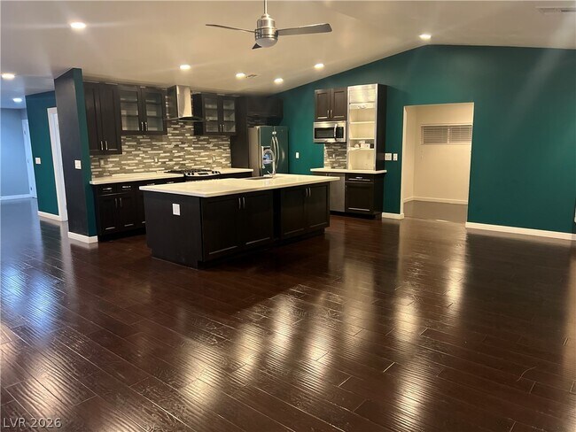 Building Photo - 811 E Oakey Blvd