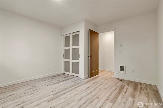 Building Photo - Lower Kennydale 3 bed/2 bath Rambler!