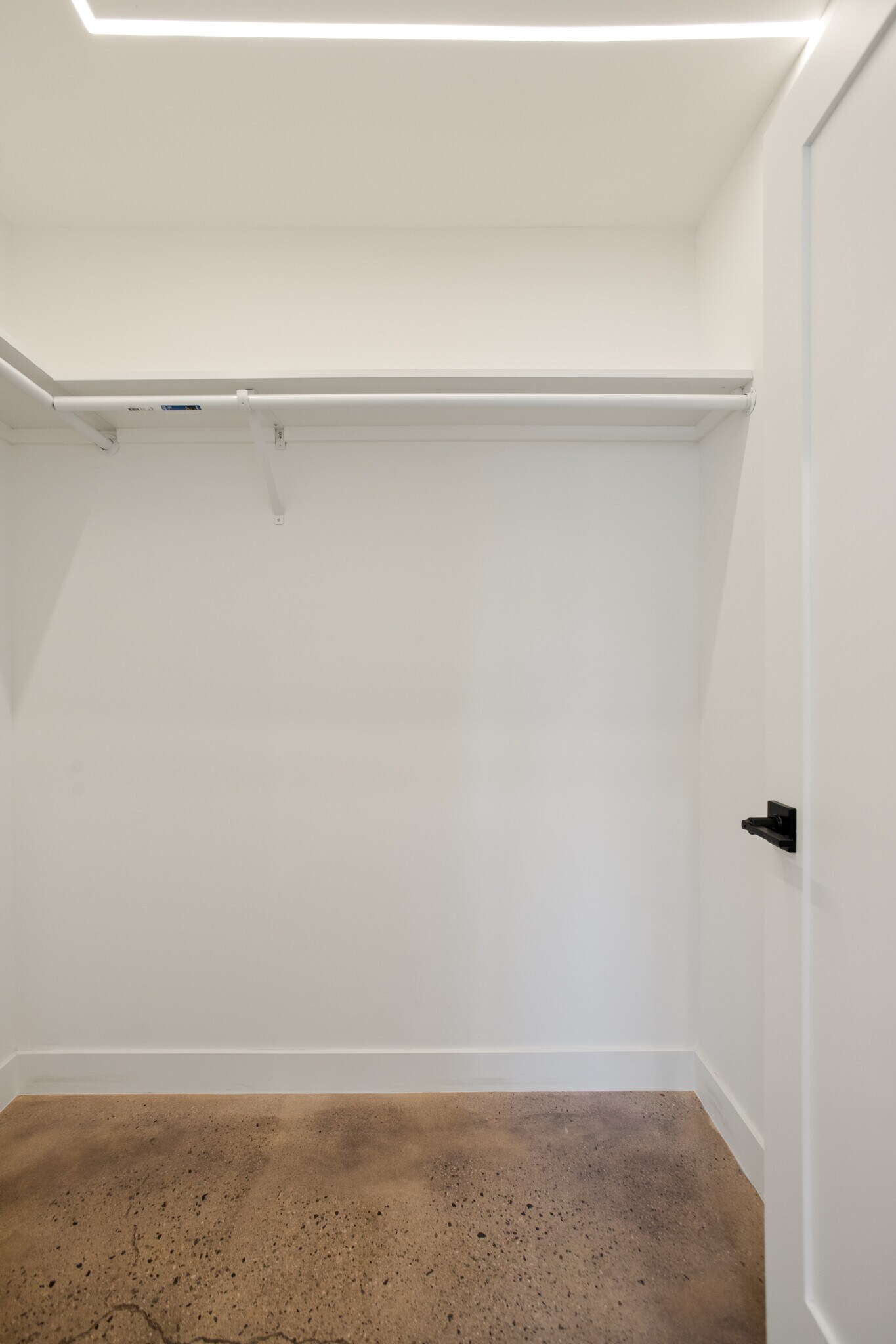 Building Photo - 7314 Fallbrook Ave