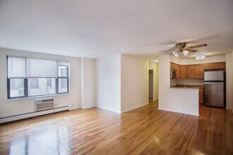Building Photo - 525 W Oakdale Ave