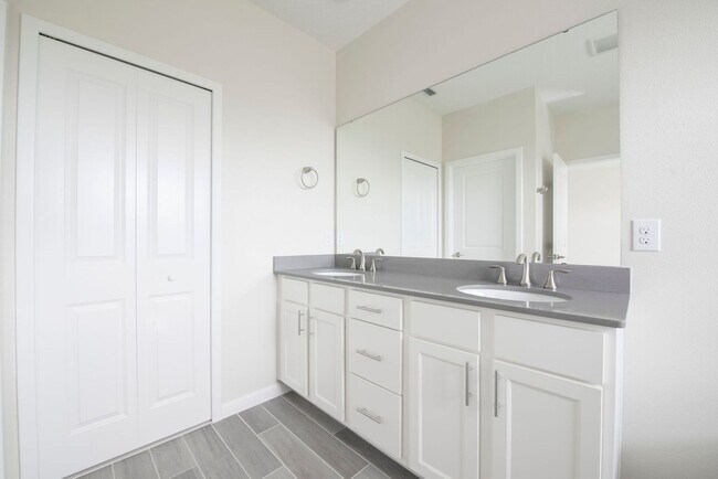 Building Photo - TOWNHOUSE 3 Bedrooms 2.5 Baths