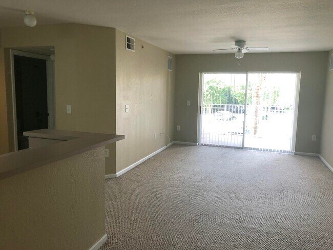 Building Photo - 181 SW Palm Dr