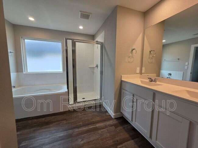 Building Photo - 1131 Hughes Crossing Dr