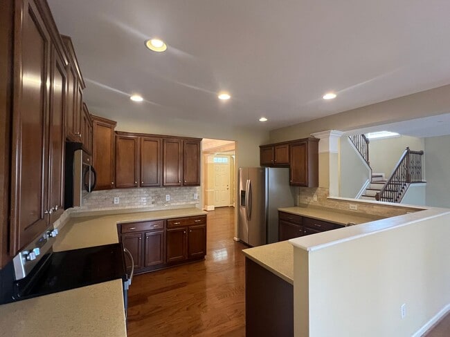 Building Photo - Home for Rent in the Desired Brookview For...