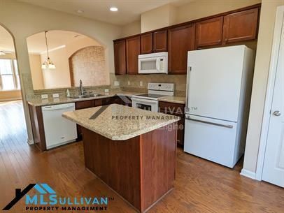 Building Photo - 100 Stratford Lakes Dr