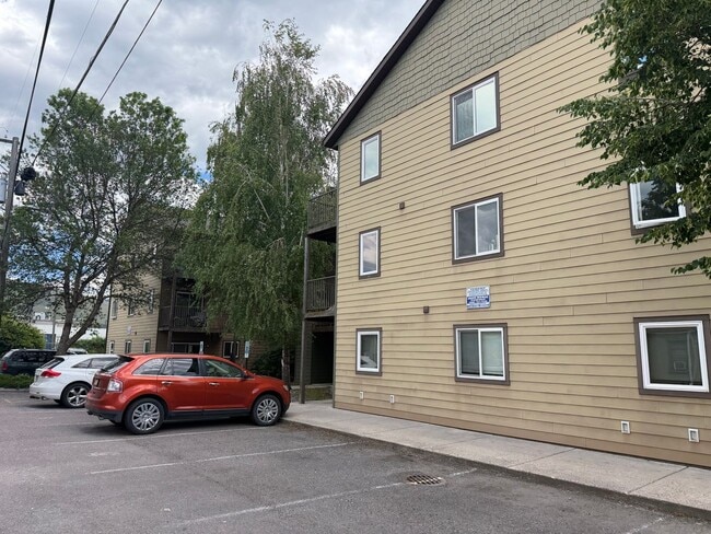 Building Photo - 530 Burton St