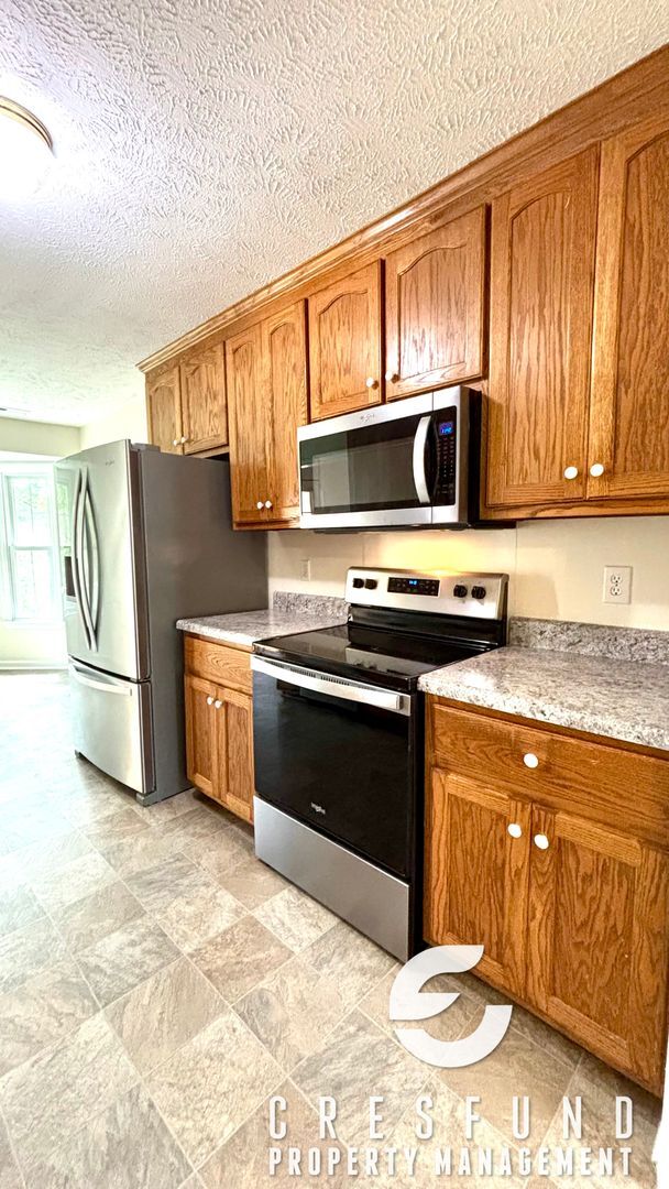 Building Photo - OVER 2000 SQ. FEET - Minutes Away from JAC...