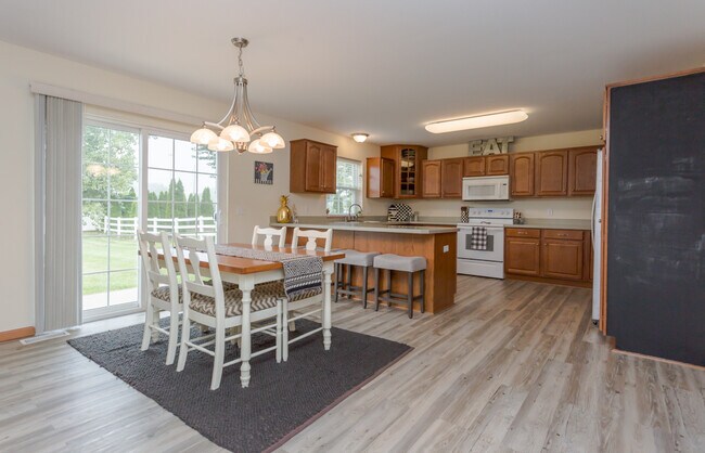 Building Photo - Large 4 bedroom with office space, Springf...