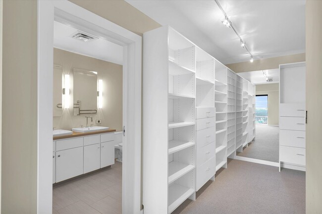 Building Photo - 3,400 SQFT CONDO IN DOWNTOWN CHAMPAIGN W/ ...