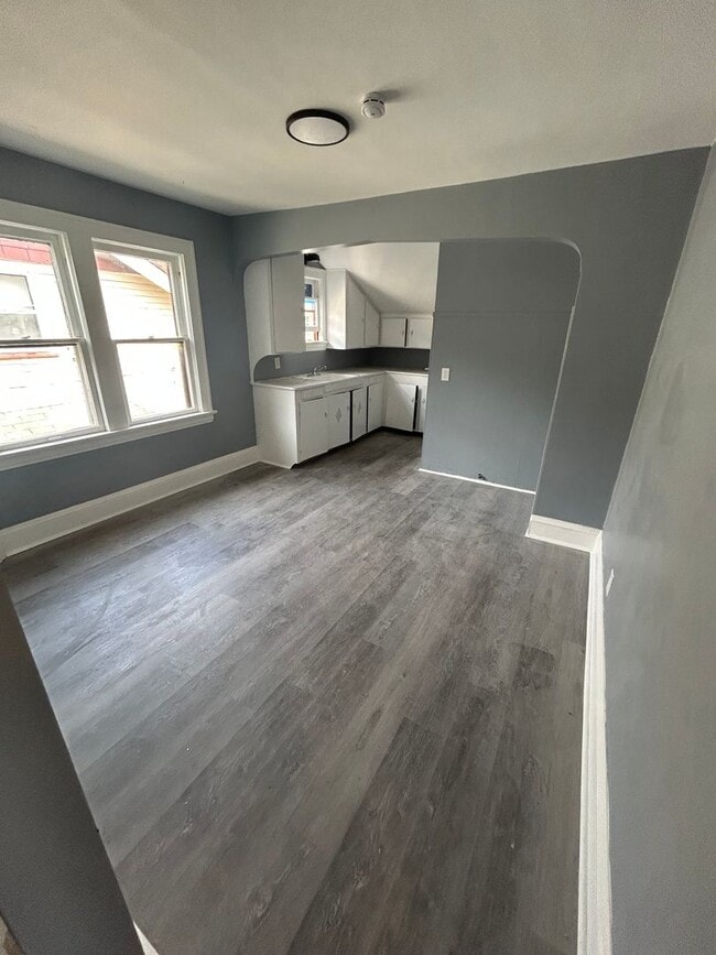 Building Photo - SECTION 8 READY!!