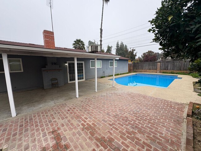 Building Photo - SW Visalia Home with Pool Available Now!
