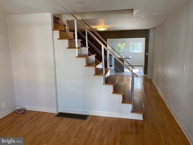 Building Photo - 111 Hermit St