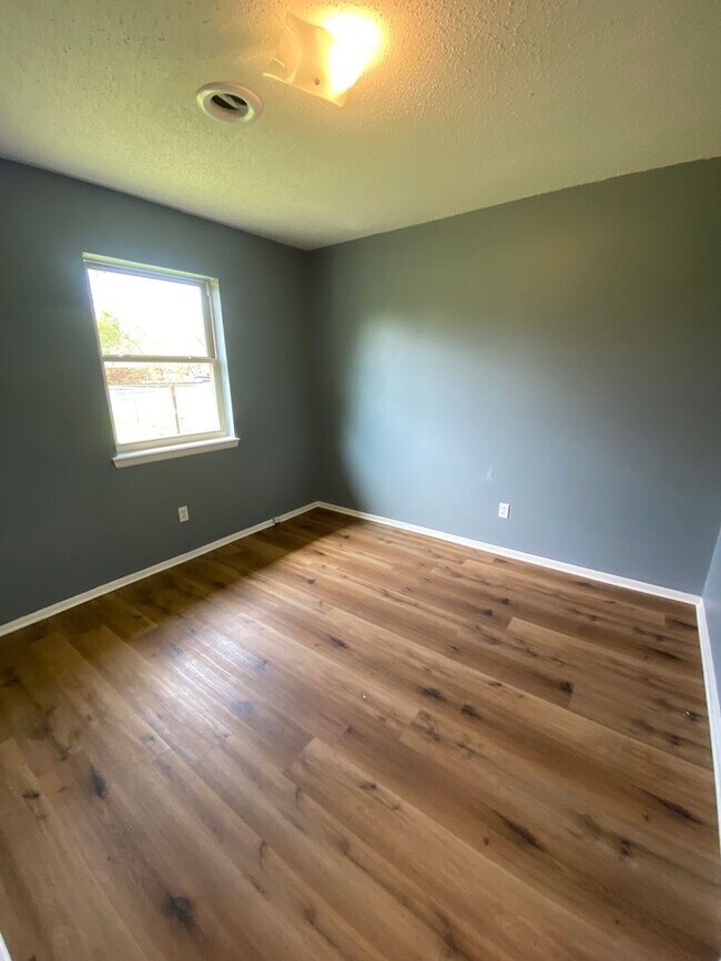 Building Photo - 3 BEDROOM 2 BATH HOUSE WITH 1 CAR GARAGE