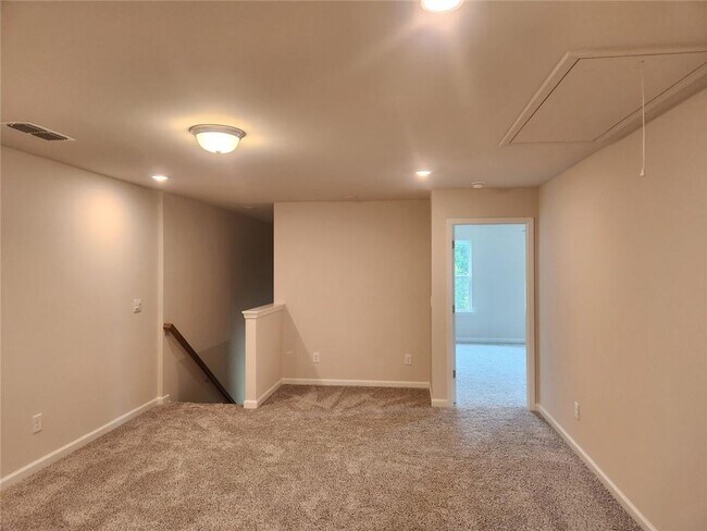 Building Photo - 1050 Sunny Lk Dr