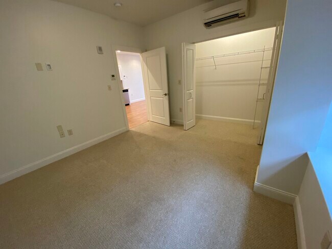 Building Photo - 875 Elm St