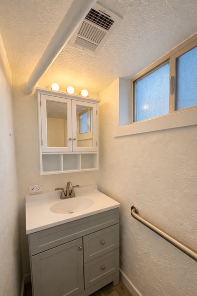 Building Photo - 3180 S Breeze Dr