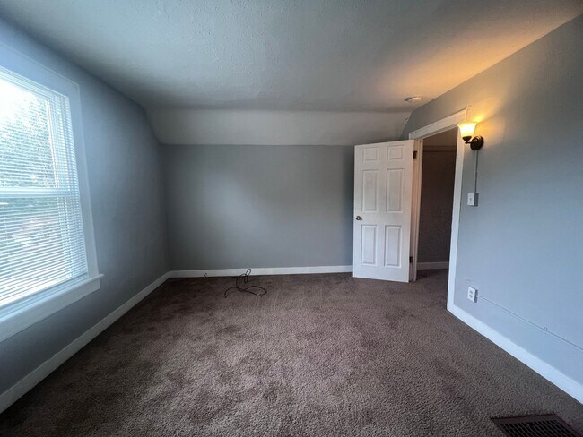 Building Photo - Two Bedroom Home - NE Side of Grand Rapids!