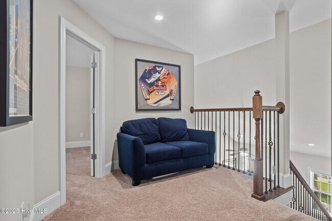Building Photo - 127 Lark Dr