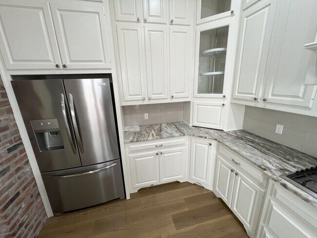 Building Photo - Stunning 4 bedroom, 3 bathroom 2 story hom...