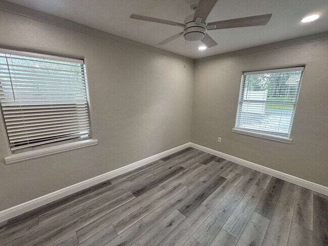 Building Photo - 2/1 duplex - Great Location near downtown