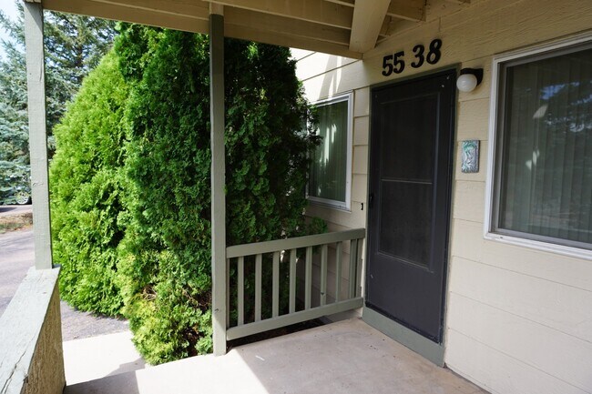 Building Photo - 2 bedroom, 1 bath - Great location!