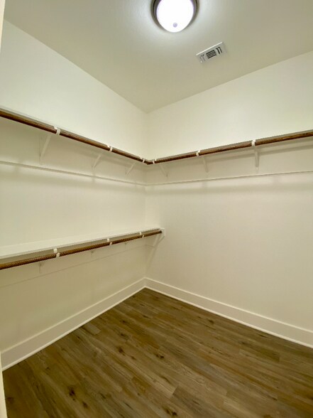 Building Photo - 346 Parks Cir