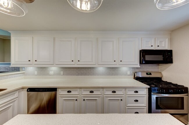 Building Photo - 402 Live Oak Ln