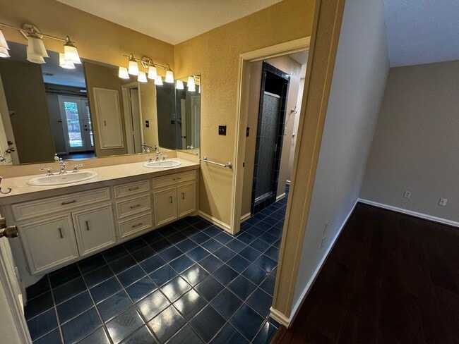 Building Photo - Country Place Estates Town Home