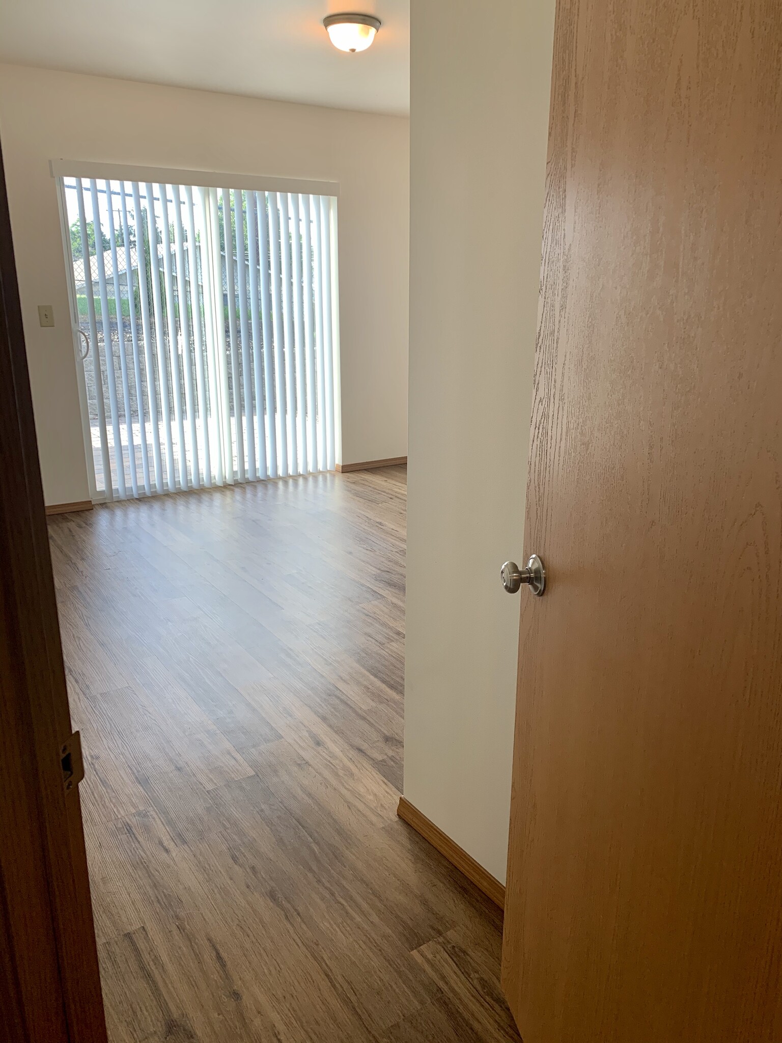 Primary bedroom with sliding patio door to the back - 1603 W Mead Ave