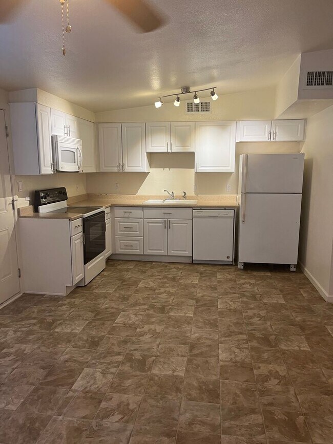Building Photo - 400 W Arrowhead Dr
