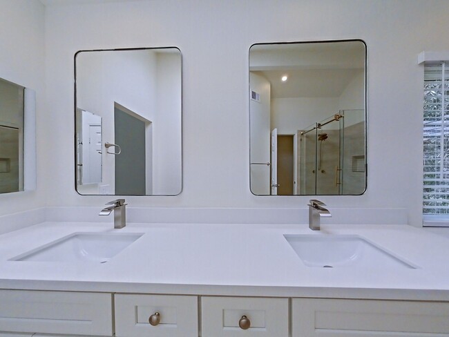 Building Photo - Stunning Remodeled Home in Dana Woods – Co...