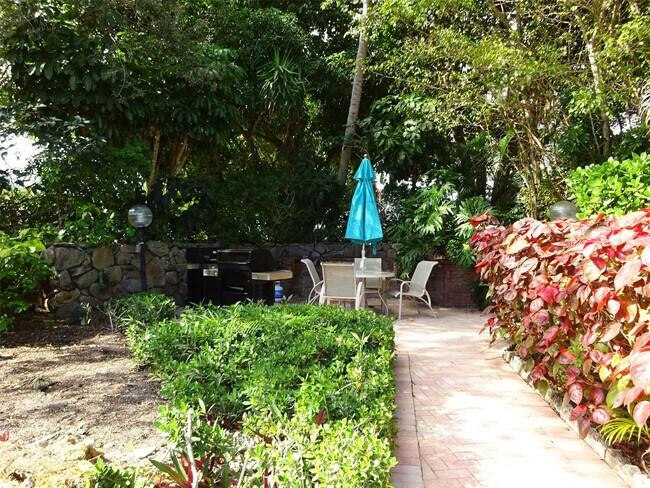 Building Photo - 2801 N Palm Aire Dr